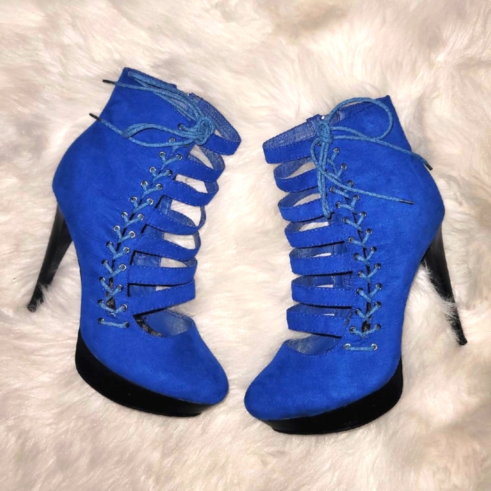 2 Lips Too Heels - Picture 3 of 8